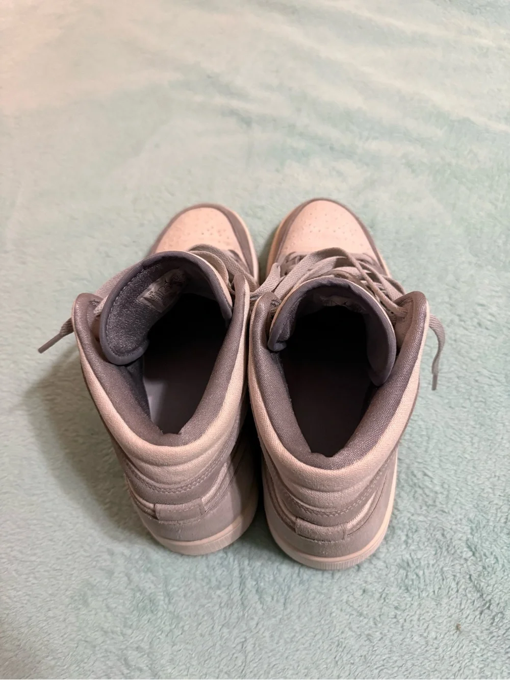 Air Jordan 1 Mid SE Coconut Milk /Particle Gray sneakers